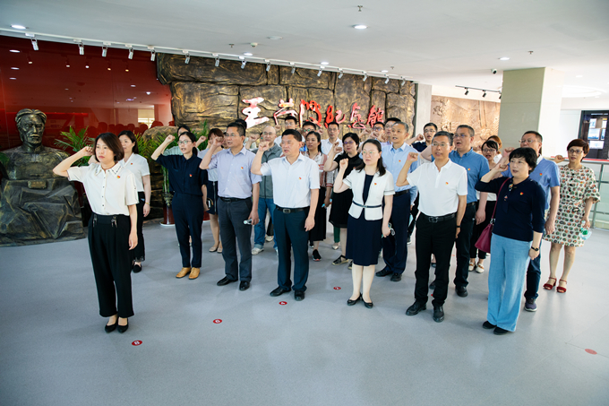 c7娱乐控股集团纪委组织赴王荷波纪念馆开展党风廉政教育2_副本.jpg